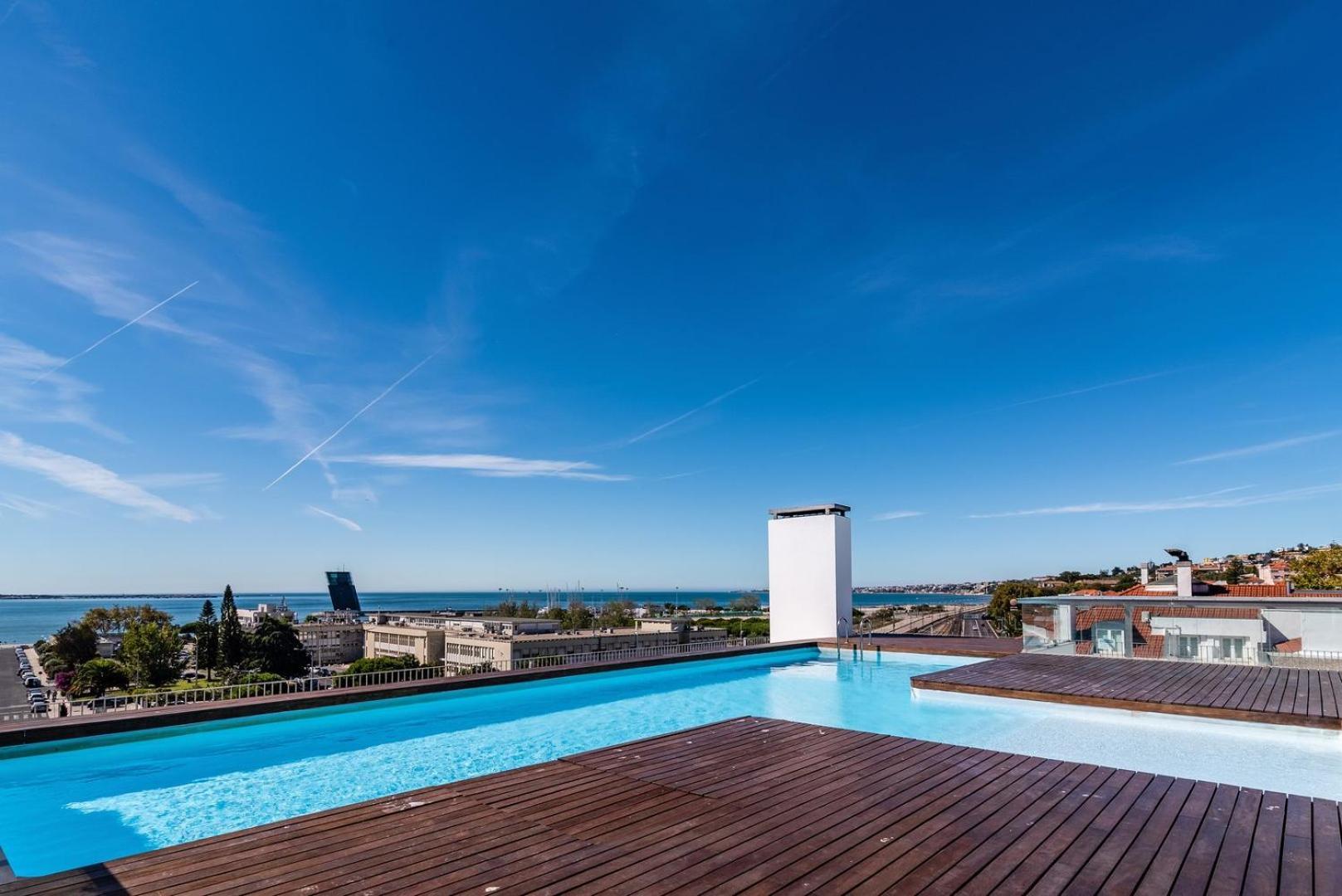Ferienwohnung Guestready - Alges Apt With Stunning Rooftop Pool Exterior foto